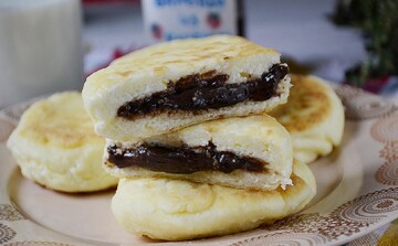 Як приготувати ніжні сирники з шоколадною начинкою: простий рецепт