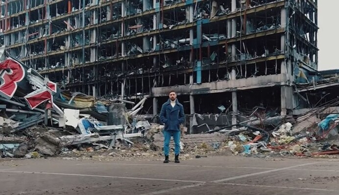 Віталій Козловський випустив щемливу пісню про війну і зняв кліп біля зруйнованих обстрілами будинків: відео