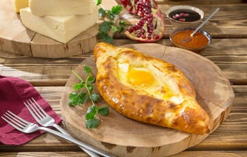 Як спекти в духовці хачапурі на сирному тісті: простий рецепт