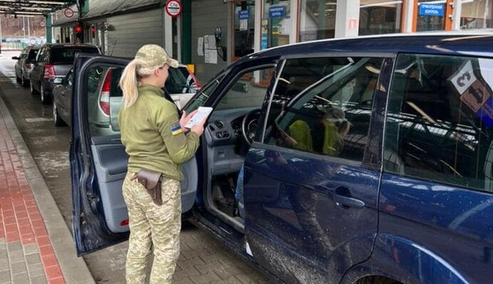 Ваш паспорт, будь ласка: українські біженці обурені новими правилами перетину кордону