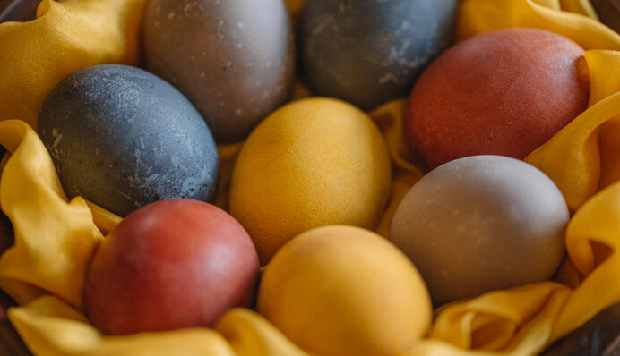 Каркаде, цибулиння і куркума: як пофарбувати яйця на Великдень натуральними барвниками