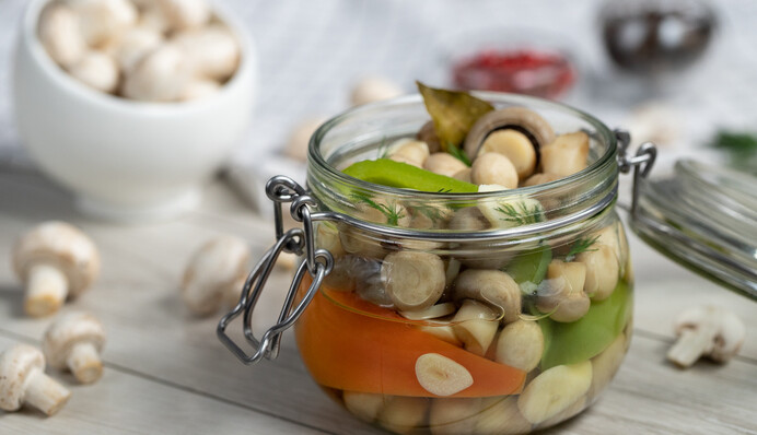 Как вкусно замариновать шампиньоны в горчично-медовом соусе: простой рецепт