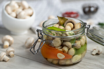 Як смачно замаринувати печериці у гірчично-медовому соусі: простий рецепт