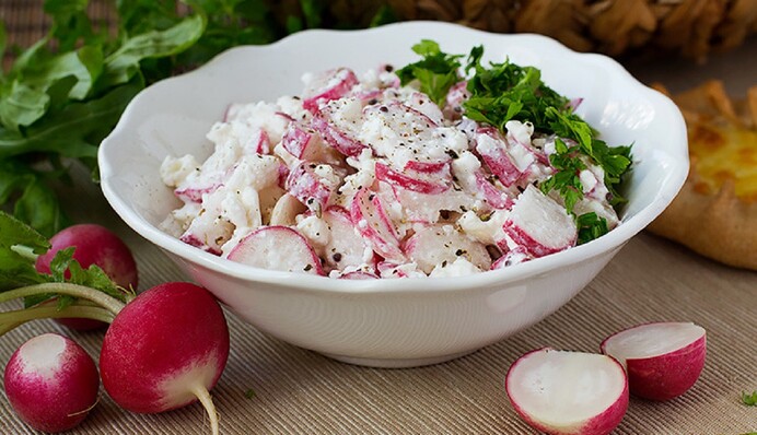 Как приготовить легкий витаминный салат с редисом и творогом: простой рецепт