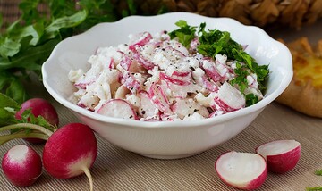 Як приготувати легкий вітамінний салат з редисом і сиром: простий рецепт