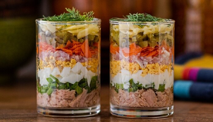 Как приготовить слоеный салат со шпротами на Пасху-2022: простой рецепт в порционных стаканах