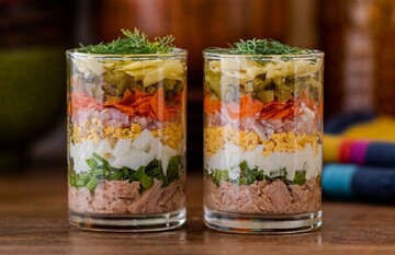 Як приготувати шаровий салат зі шпротами на Великдень-2022: простий рецепт у порційних склянках