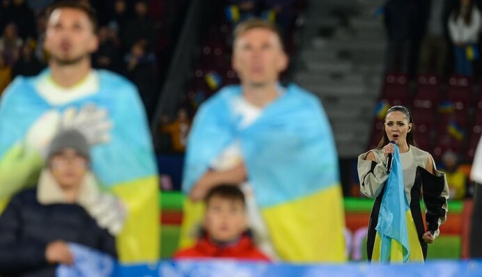 Юлия Санина вдохновенно исполнила гимн Украины перед футбольным матчем Динамо - Клуж: видео