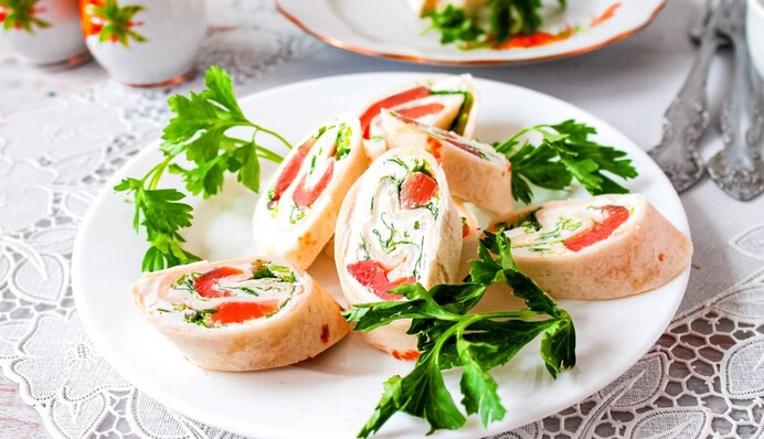 Как приготовить аппетитный рулет из лаваша с красной рыбой: простой рецепт