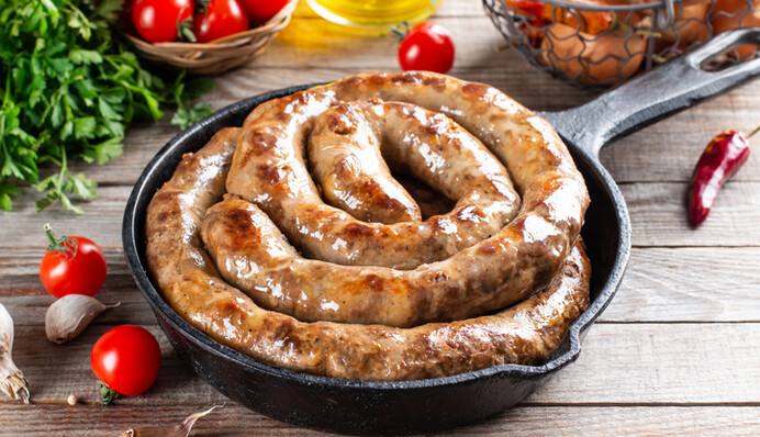 Как вкусно запечь домашнюю колбасу на Пасху: простой рецепт