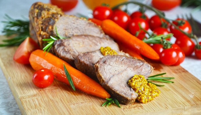 Праздничное меню на Пасху-2024: приготовьте нежную буженину из телятины в духовке