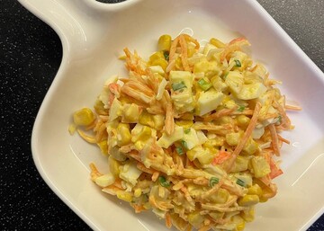 Як приготувати оригінальний крабовий салат із морквою по-корейськи: простий рецепт