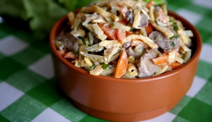 Как приготовить сытный и вкусный салат с куриной печенью: рецепт на праздничный стол