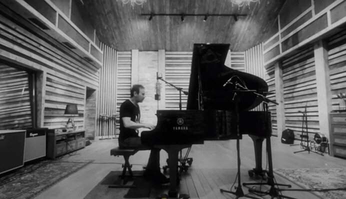 Вакарчук признался Украине в любви кавером на известную песню: трогательное видео