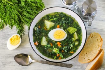 Як правильно готувати зелений борщ з кропивою та яйцем: простий рецепт