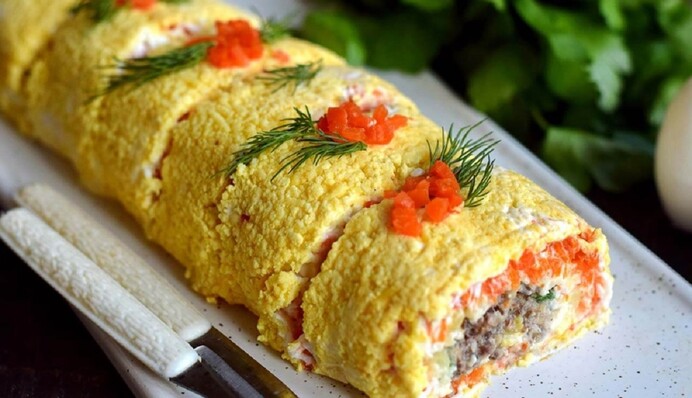 Как приготовить салат Мимоза в виде рулета: простой рецепт в оригинальном оформлении