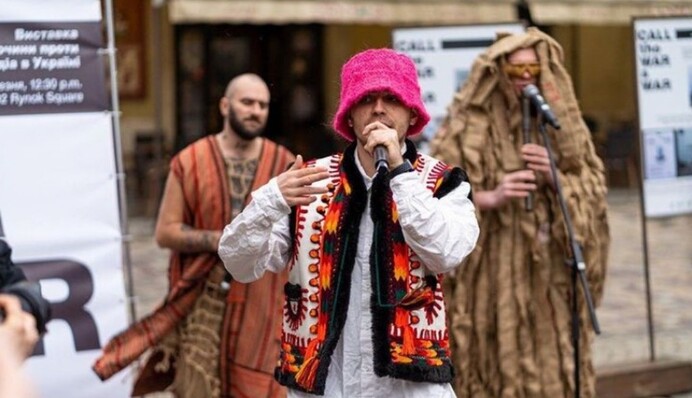 С девушкой и родителями: лидер Kalush Orchestra показал, как святил паски
