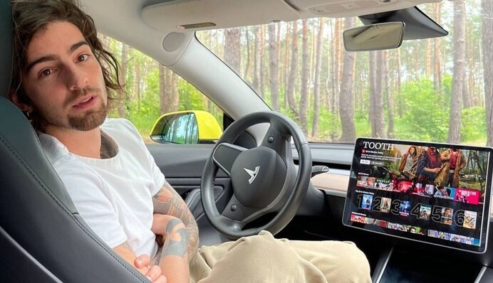 Розвозить броники, їжу: Володимир Дантес віддав волонтерам дорогий автомобіль