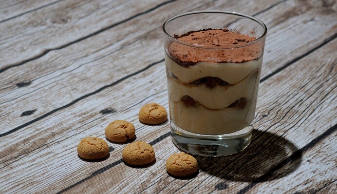 Как приготовить десерт тирамису без маскарпоне: рецепт с кремом на взбитых сливках