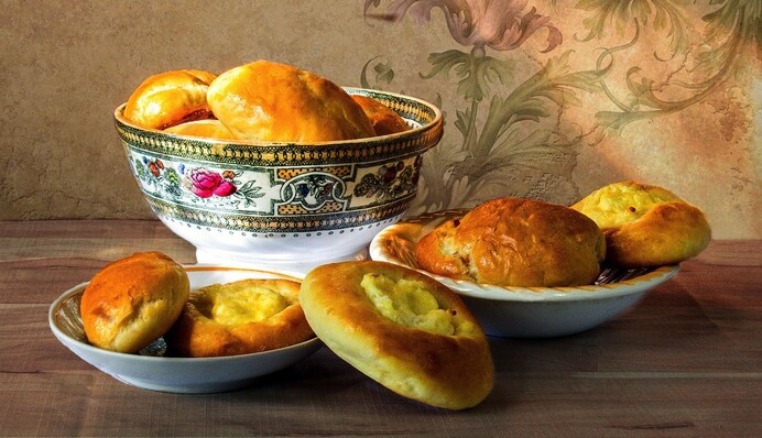 Как приготовить пирожки с картошкой, зеленью и тягучим сыром: простой рецепт