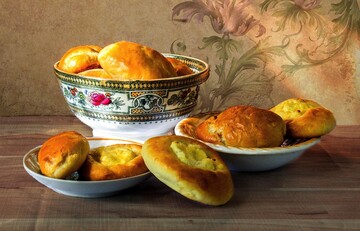 Як приготувати пиріжки з картоплею, зеленню та тягучим сиром: простий рецепт