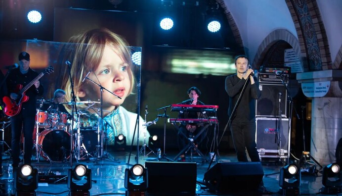 Вакарчук заспівав із 3-річним хлопчиком та захисником України на концерті 