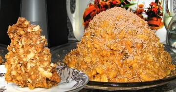 Як приготувати торт Мурашник зі згущеним молоком: простий рецепт