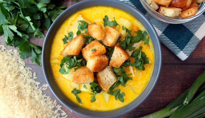 Как приготовить на обед нежный сырный суп с грибами: простой рецепт