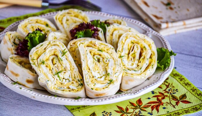 Как приготовить из лаваша хрустящие роллы с начинкой: простой рецепт