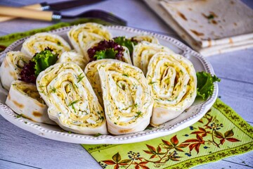 Як приготувати з лаваша хрумкі роли з начинкою: простий рецепт