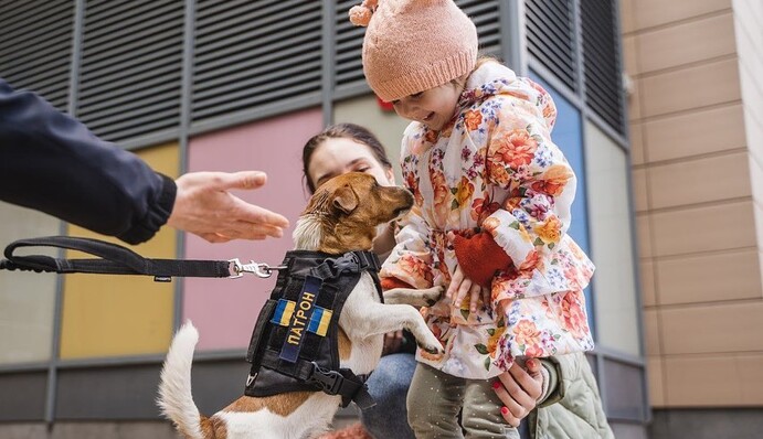 Навіть якщо ти маленький – не здавайся: пес Патрон зустрівся з пацієнтами дитячої лікарні