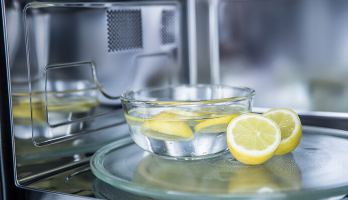 Чем убрать неприятный запах в микроволновке: подручные средства справятся лучше всего