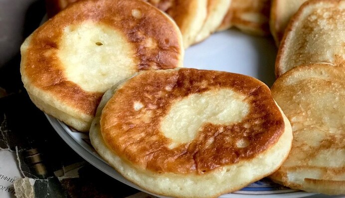 Як приготувати ніжні сирні оладки на кефірі: простий рецепт