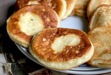 Як приготувати ніжні сирні оладки на кефірі: простий рецепт