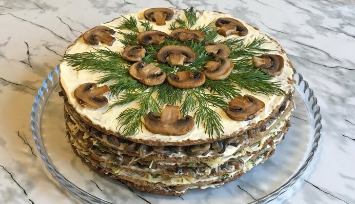 Как приготовить вкусный печеночный торт с грибами: простой рецепт