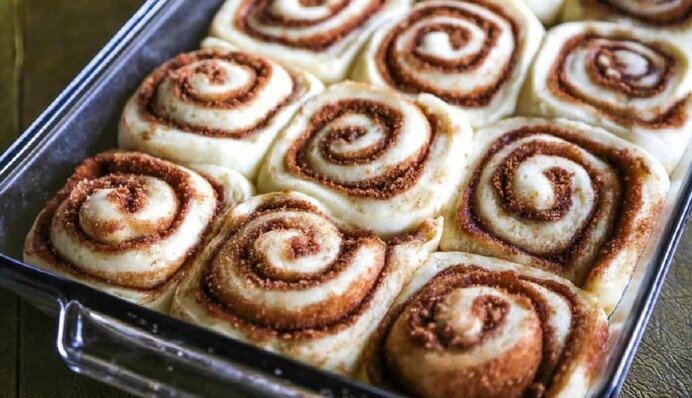 Як приготувати ароматні сіннабони з корицею та кремом: простий рецепт