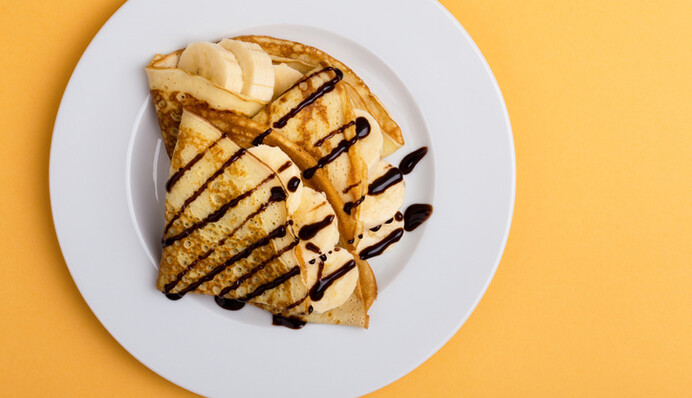 Как приготовить тонкие ажурные блинчики на молоке: простой рецепт с дрожжами