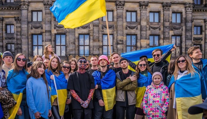 Желто-голубые ленты и поддержка: как участники 