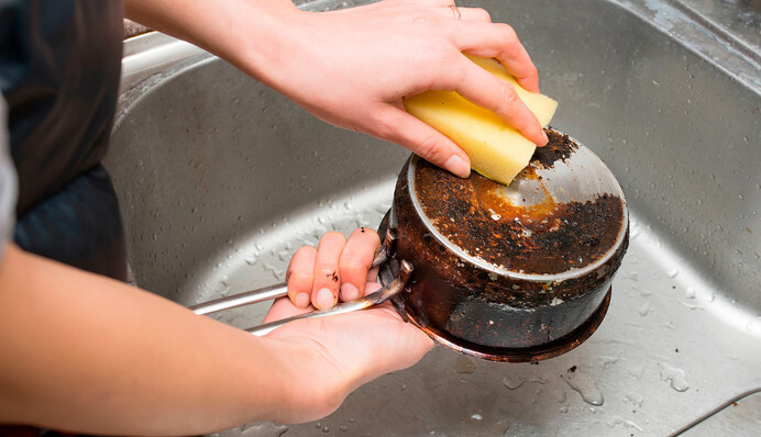 Як відмити каструлю, що пригоріла: прості способи, які не підведуть