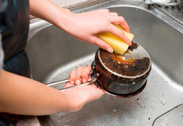 Як відмити каструлю, що пригоріла: прості способи, які не підведуть