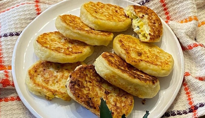 Як приготувати пиріжки з яйцем і цибулею на сковороді: простий рецепт