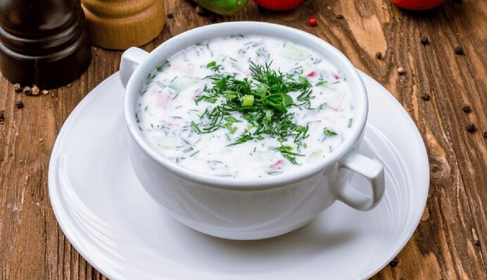 Как правильно готовить классическую окрошку на сметане: простой рецепт