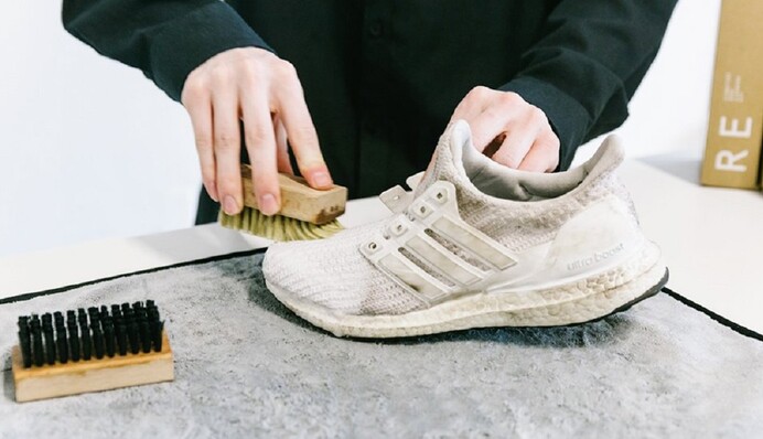 Що робити, якщо білі кросівки пожовтіли: прості способи почистити взуття