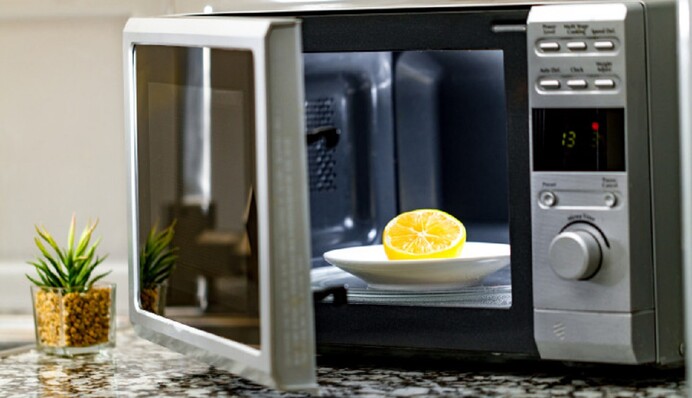 Як почистити мікрохвильовку всередині: топ-5 способів позбавитися від жиру, що пригорів