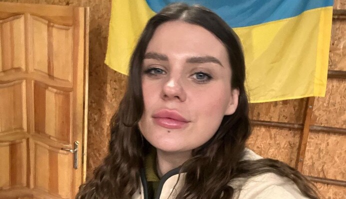 Не прощу: солистка KAZKA вернулась в свой разворованный оккупантами дом под Гостомелем