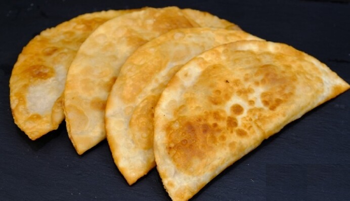 Як приготувати чебуреки з сиром із лаваша: простий рецепт
