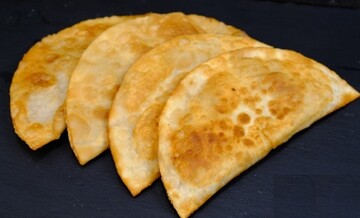 Як приготувати чебуреки з сиром із лаваша: простий рецепт