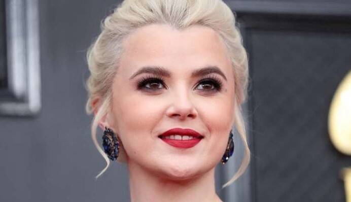 Міка Ньютон розповіла про сестру-майора ЗСУ та переїзд сім'ї до США