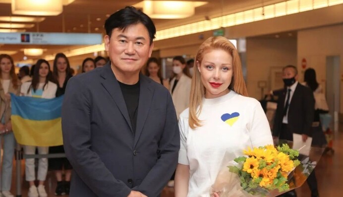 Тину Кароль в аэропорту Токио встретил японский миллиардер с букетом цветов: фото