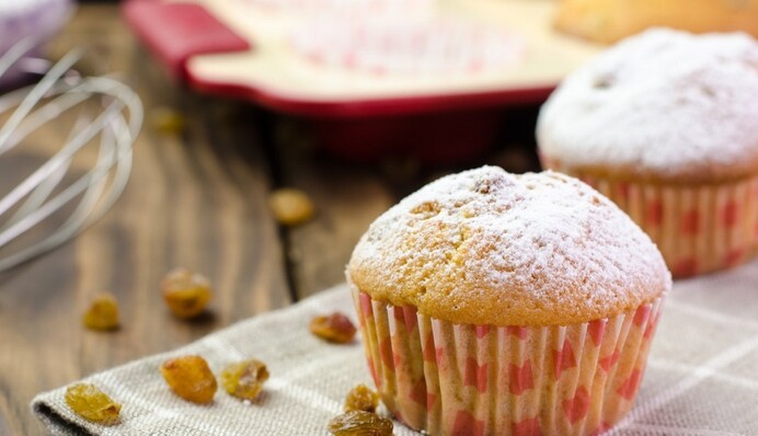 Як приготувати ніжні сирні кекси з родзинками: простий рецепт